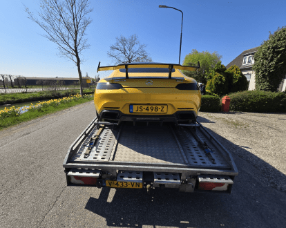 Monteur biedt hulp bij autopech